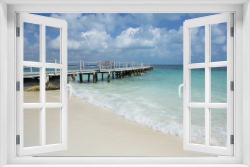 Fototapeta Naklejka Na Ścianę Okno 3D - Long pier on the beach of the Caribbean sea.