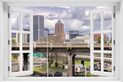 Fototapeta Naklejka Na Ścianę Okno 3D - Portland Oregon skyline and freeway traffic.