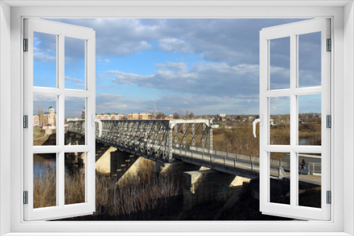 Fototapeta Naklejka Na Ścianę Okno 3D - Пешеходный мост в городе Елец через реку Сосна.