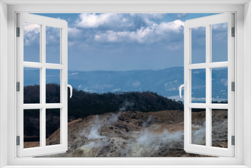 Fototapeta Naklejka Na Ścianę Okno 3D - 硫黄山の噴煙を見おろす