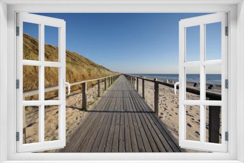 Fototapeta Naklejka Na Ścianę Okno 3D - Holzbohlen Strandweg auf Sylt bei wolkenlosem Wetter