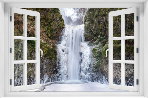 Fototapeta Naklejka Na Ścianę Okno 3D - Frozen at Multnomah Falls