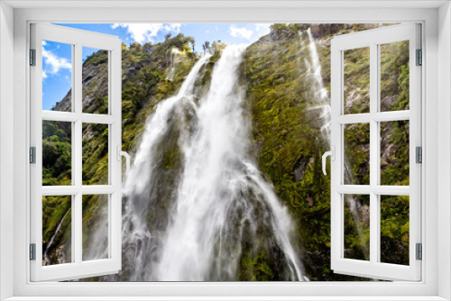 Fototapeta Naklejka Na Ścianę Okno 3D - Waterfall in Milford Sound