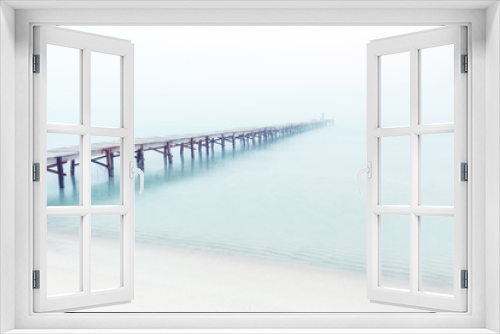 Fototapeta Naklejka Na Ścianę Okno 3D - Holzsteg mit Meer und Nebel