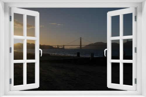 Fototapeta Naklejka Na Ścianę Okno 3D - Winsurf en la bahia de San Franisco durante el atardecer con el Golden Gate de fondo