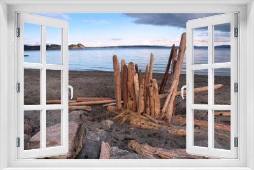 Fototapeta Naklejka Na Ścianę Okno 3D - Driftwood on the sandy ocean beach. Island View beach, Vancouver Island, BC