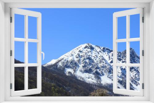 Fototapeta Naklejka Na Ścianę Okno 3D - Mountain landscape. Snowy mountain peak and green slope.