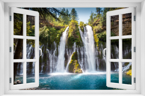 Fototapeta Naklejka Na Ścianę Okno 3D - Mc Arthur-Burney Falls in California in early spring