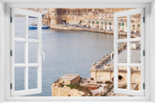 Fototapeta Naklejka Na Ścianę Okno 3D - Misty morning on Malta. View on Valletta.