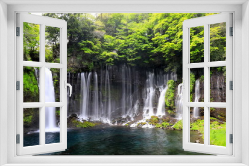 Fototapeta Naklejka Na Ścianę Okno 3D - 新緑に囲まれた滝