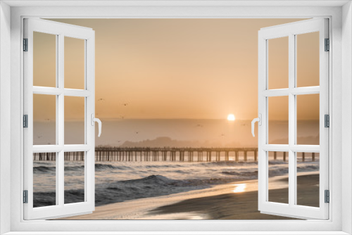 Fototapeta Naklejka Na Ścianę Okno 3D - Hazy Sunset over Seacliff State Beach. Aptos, Santa Cruz County, California USA.