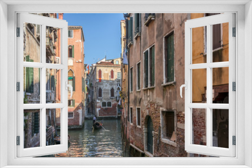 Fototapeta Naklejka Na Ścianę Okno 3D - Venetian gondolier on small canal in Venice, Italy.