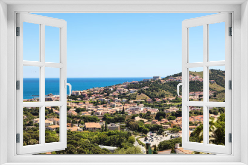 Fototapeta Naklejka Na Ścianę Okno 3D - Ville de Banyuls vue depuis la côte de Vermeille, Pyrénées- Orientales, Catalogne, Languedoc-Roussillon, France 
