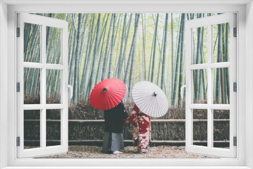 Fototapeta Naklejka Na Ścianę Okno 3D - 京都嵐山の竹林のカップル:couple in bamboo forest Kyoto