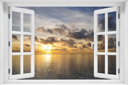 Fototapeta Naklejka Na Ścianę Okno 3D - Colorful sunrise over tropical ocean