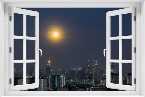 Fototapeta Naklejka Na Ścianę Okno 3D - Moonshine over downtown Kuala Lumpur