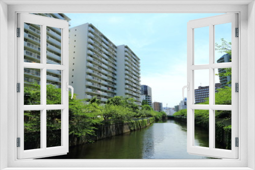 Fototapeta Naklejka Na Ścianę Okno 3D - 目黒川沿いのマンション風景