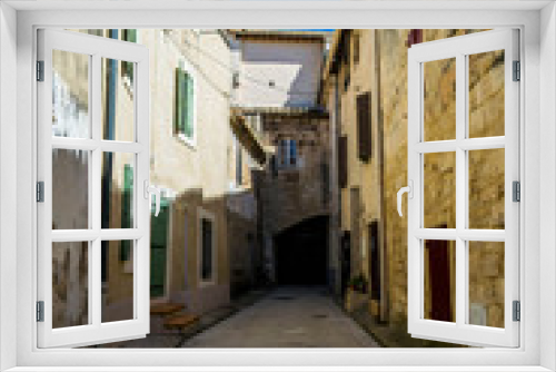 Fototapeta Naklejka Na Ścianę Okno 3D - Saint-Gilles du Gard, France, centre ancien.