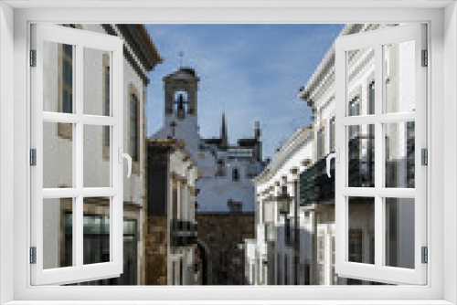 Fototapeta Naklejka Na Ścianę Okno 3D -  Europa, Portugalia, Algarve, miasto FARO - Tradycyjna wąska ulica. Wieczór, długie cienie. Na wprost dzwonnica. 