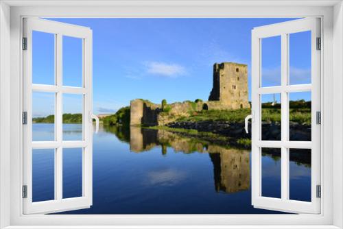 Fototapeta Naklejka Na Ścianę Okno 3D - A castle in Ireland in the County of Kilkenny situated on the River Suir..