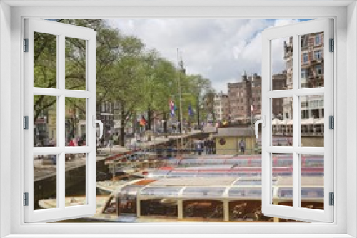 Fototapeta Naklejka Na Ścianę Okno 3D - Grachtenboote in der Altstadt von Amsterdam