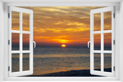 Fototapeta Naklejka Na Ścianę Okno 3D - Sun Dips Below Horizon on the Beach