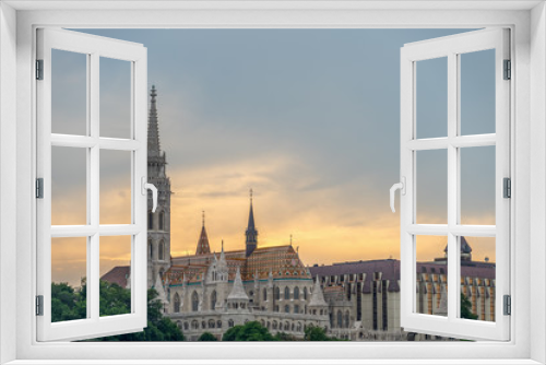 Fototapeta Naklejka Na Ścianę Okno 3D - Ansicht der Matthiaskirche in Budapest im Licht der untergehenden Sonne