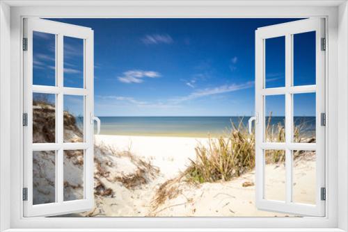 Fototapeta Naklejka Na Ścianę Okno 3D - Morze Bałtyckie pusta plaża podczas pandemi COVID-19