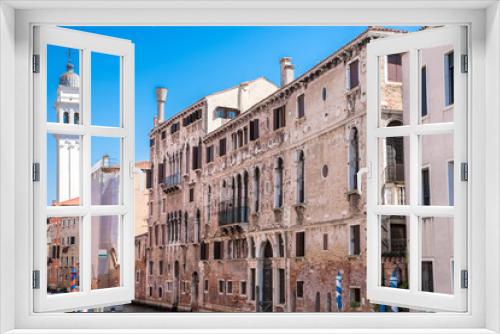 Fototapeta Naklejka Na Ścianę Okno 3D - Venedig - schiefer Turm und Fassaden an Kanal
