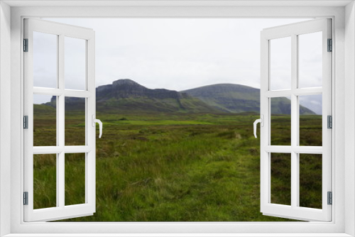 Fototapeta Naklejka Na Ścianę Okno 3D - Trotternish Ridge, Isle of Skye: Moor-, Weide- und Berglandschaft