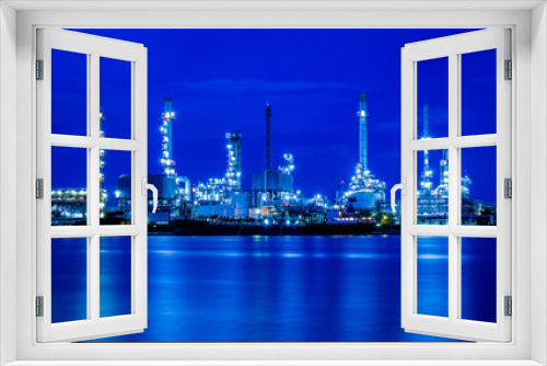 Fototapeta Naklejka Na Ścianę Okno 3D - Oil refinery plant at twilight.