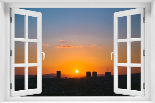 Fototapeta Naklejka Na Ścianę Okno 3D - Sun setting over city