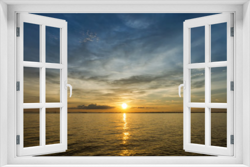 Fototapeta Naklejka Na Ścianę Okno 3D - Beautiful sunset in the sea.