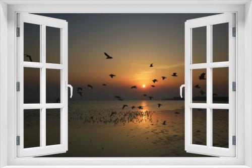 Fototapeta Naklejka Na Ścianę Okno 3D - Beautiful sunset and flying birds over the sea surface