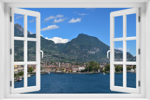 Fototapeta Naklejka Na Ścianę Okno 3D - Blick auf Riva del Garda von der alten Ponalestraße