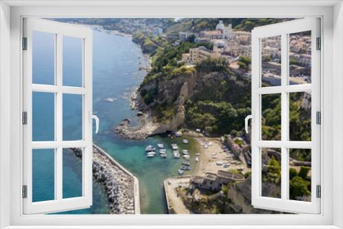 Fototapeta Naklejka Na Ścianę Okno 3D - Vista aerea di Pizzo Calabro, Calabria, Italia. Case sulla roccia, porto e molo con barche ormeggiate.