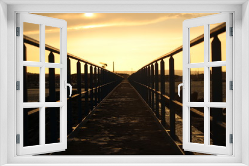 Fototapeta Naklejka Na Ścianę Okno 3D - coucher de  soleil sur un pont de mer