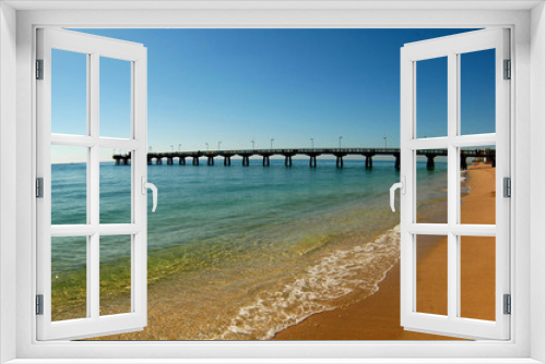 Fototapeta Naklejka Na Ścianę Okno 3D - pier into ocean off of beach 