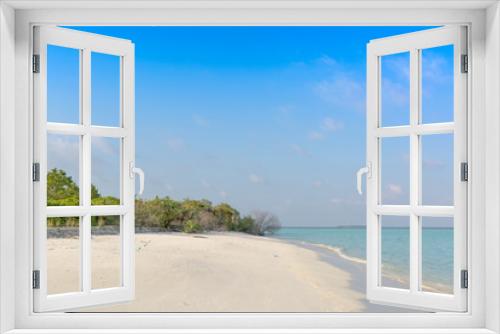 Fototapeta Naklejka Na Ścianę Okno 3D - sandy beach Maldives