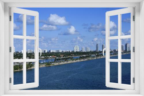 Fototapeta Naklejka Na Ścianę Okno 3D - MacArthur Causeway in Miami
