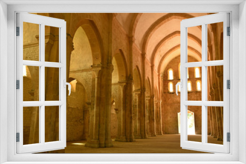 Nef de l'église de l'abbaye royale cistercienne de Fontenay en Bourgogne, France