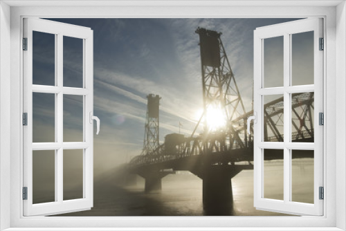 Fototapeta Naklejka Na Ścianę Okno 3D - Hawthorne Bridge in Portland with fog and sun.
