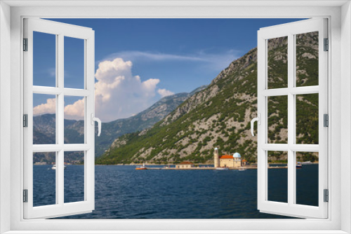Fototapeta Naklejka Na Ścianę Okno 3D - view of the sea shore and the mountains in the background