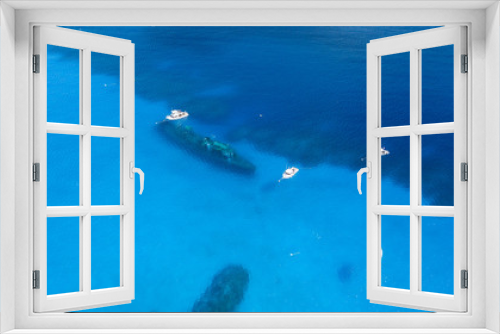 Fototapeta Naklejka Na Ścianę Okno 3D - Dive boats over the shipwreck of the USS Kittiwake in the Cayman Islands, Caribbean