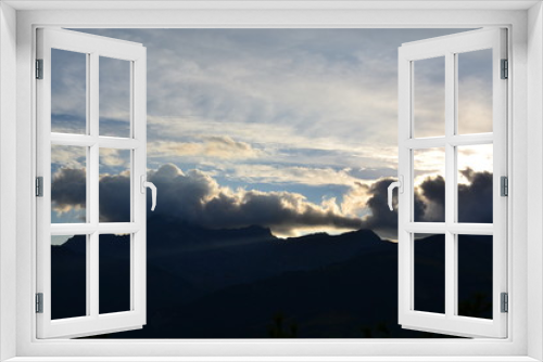Fototapeta Naklejka Na Ścianę Okno 3D - Montagne ciel nuageux