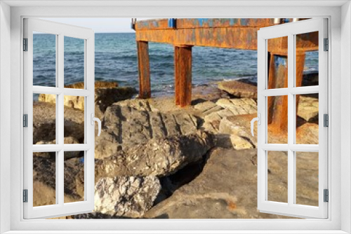 Fototapeta Naklejka Na Ścianę Okno 3D - vecchia piattaforma con ruggine sul mare