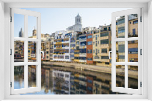 Fototapeta Naklejka Na Ścianę Okno 3D - Houses in the river and Cathedral, famous landmark in Girona, Catalonia.