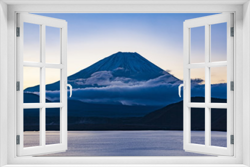 Fototapeta Naklejka Na Ścianę Okno 3D - 夜明けの富士山、山梨県本栖湖にて