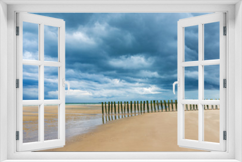 Fototapeta Naklejka Na Ścianę Okno 3D - plage sous un ciel d'orage