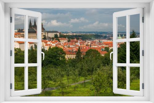 Fototapeta Naklejka Na Ścianę Okno 3D - Castello di Praga immerso nel verde